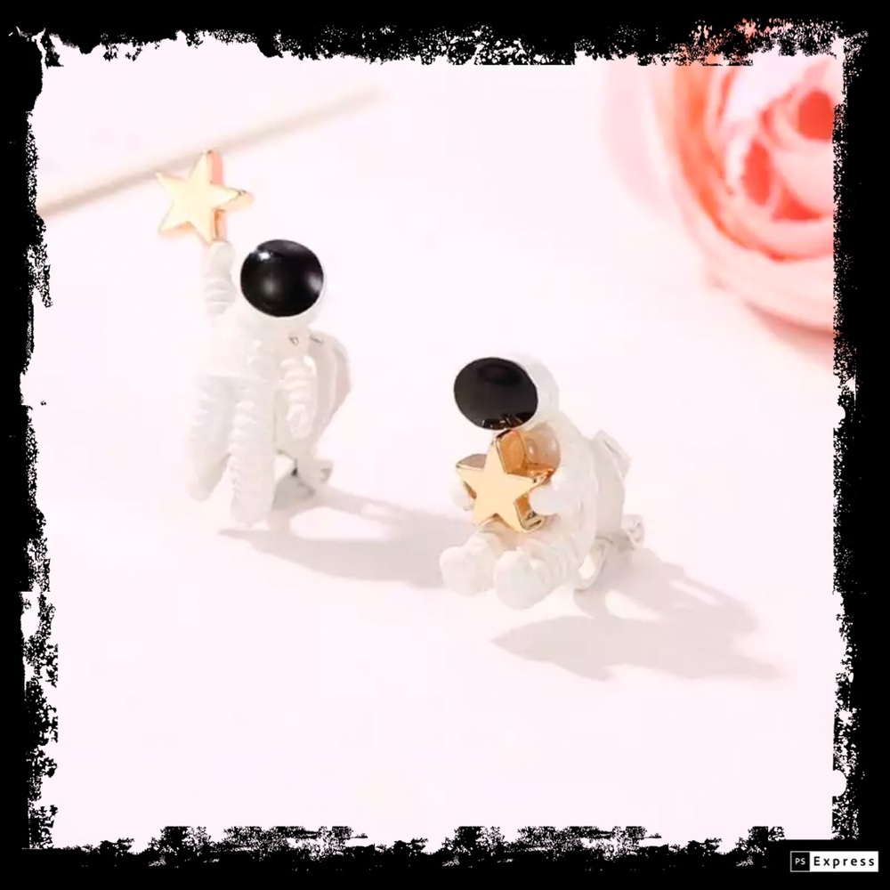 🆕 Astronaut Moon & Star Clip On Earrings - Picture 6 of 7